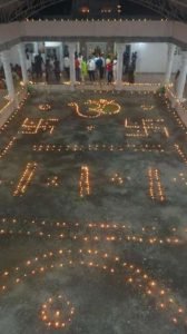 लोहारा तालुक्यातील जेवळी येथील श्री गुरु सिद्धेश्वर मठ व बसवेश्वर मंदीरात लक्ष लक्ष दीप प्रज्वलनाने केल्याने संपूर्ण मठ,मंदिर दिव्यांनी उजळले होते.